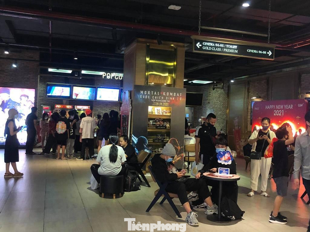 Khu vực xem phim thu hút các bạn trẻ như học sinh, sinh viên, thanh niên... Nhiều bộ phim Việt Nam ra mắt trong thời gian này liên tục có các suất chiếu để phục vụ "thượng đế".