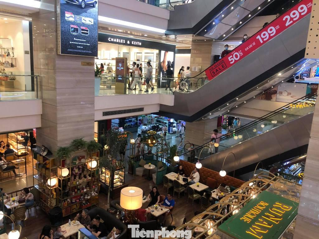 Trong khi đó, khu vực ăn uống tại nhiều trung tâm thương mại như Vincom, Aeon, Vạn Hạnh Mall... thu hút khá đông các gia đình đến thưởng thức ẩm thực.