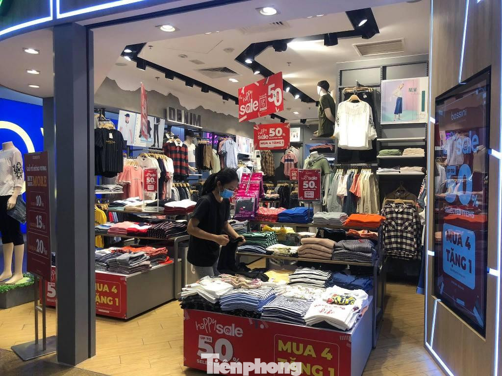 Một tiệm thời trang giảm giá trong trung tâm thương mại chờ phục vụ khách
