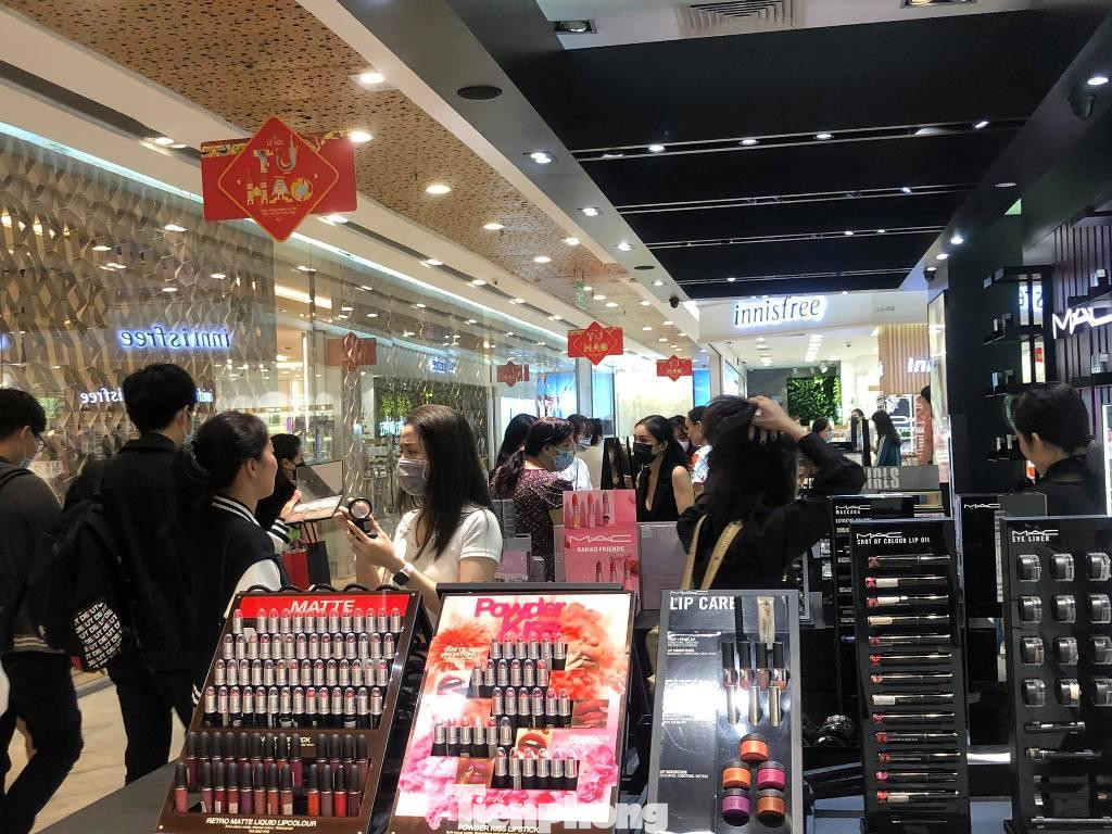 Trong khi đó, quần áo thời trang, mỹ phẩm... lại tỏ ra thất thế dù có nhiều chương trình khuyến mãi từ 35-50% nhưng vẫn chưa thu hút khách.