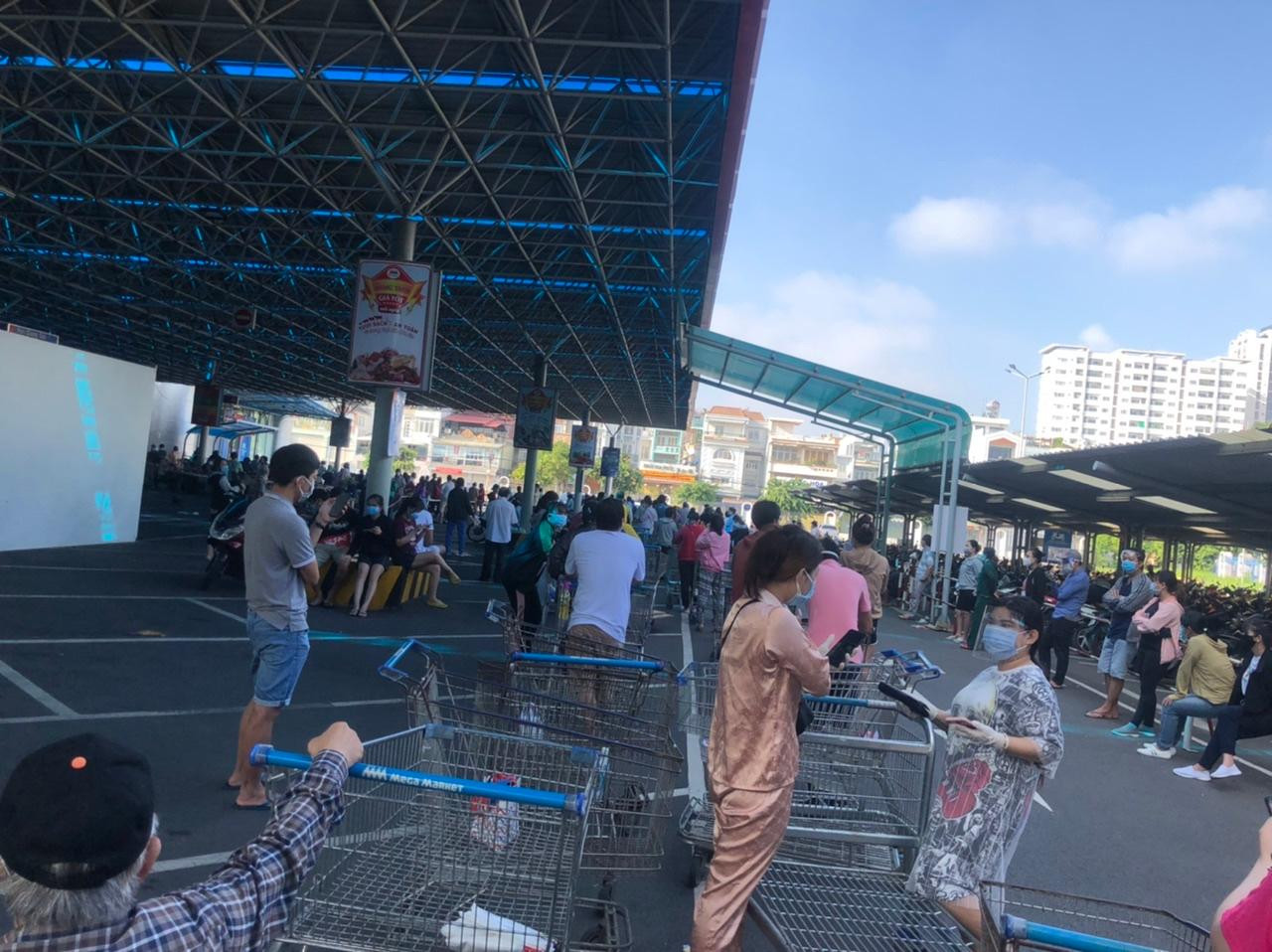 Không còn một khoảng trống ngay từ các lối vào