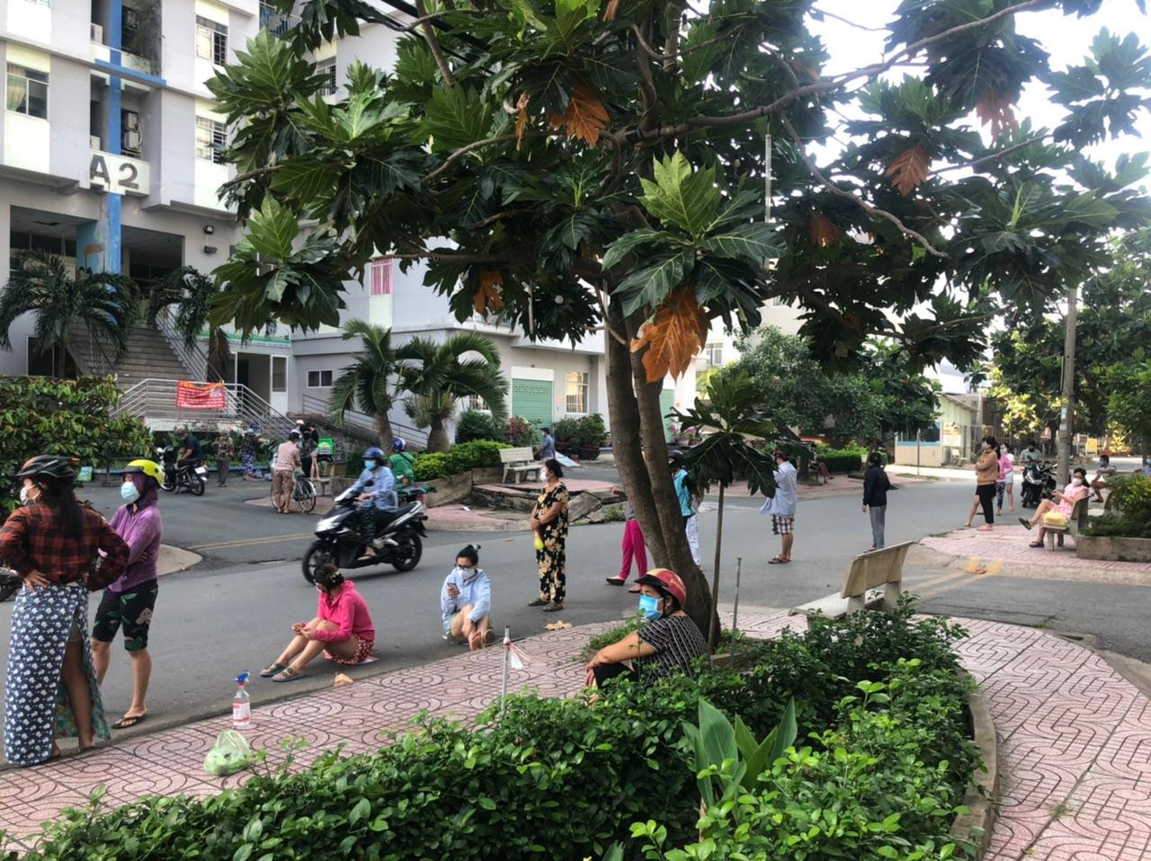 Nhiều người mệt mỏi ngồi bệt xuống đất chờ đợi...