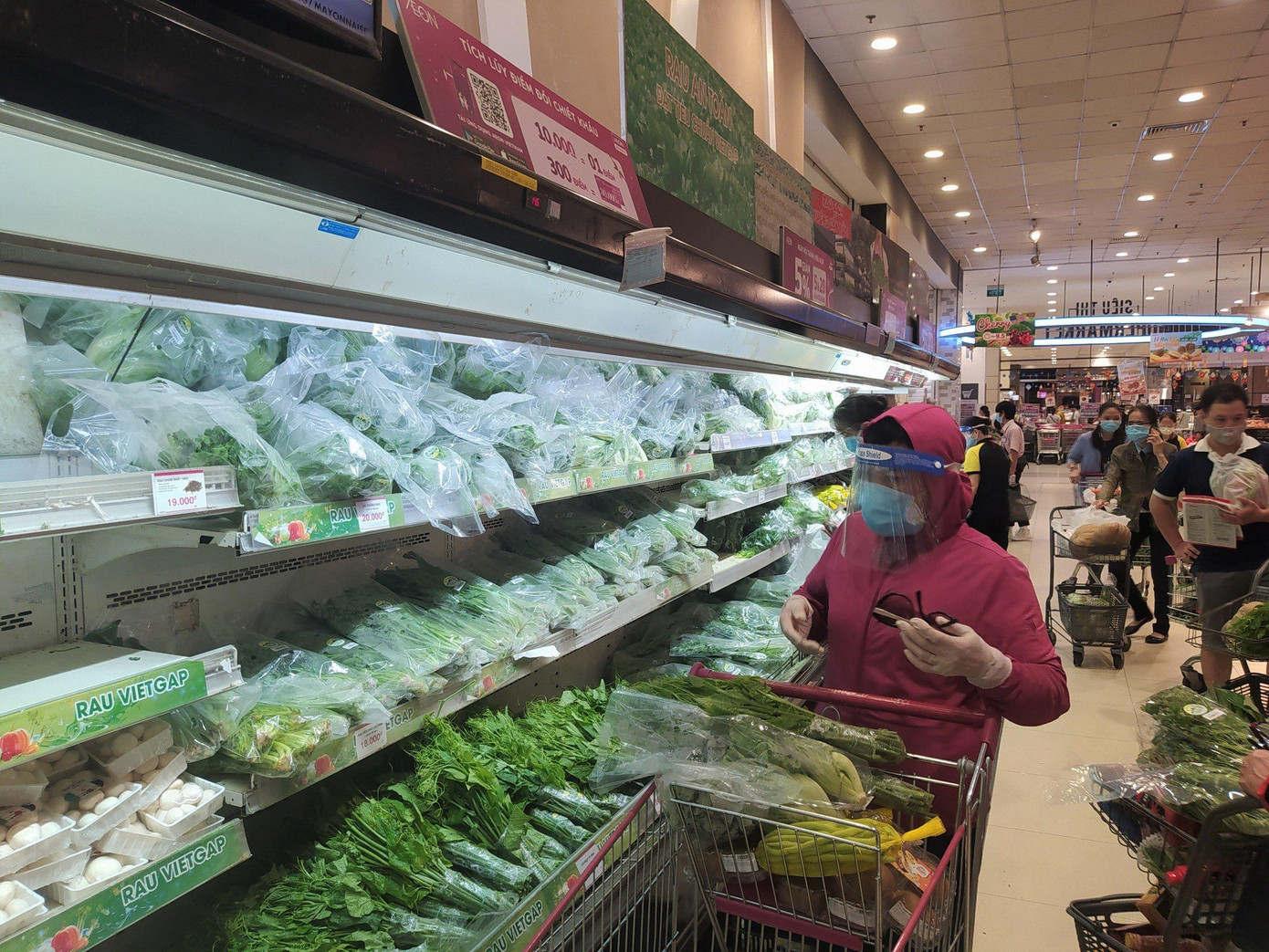 Siêu thi cam kết hàng hóa đầy đủ, và mở cửa các ngày để phục vụ khách hàng