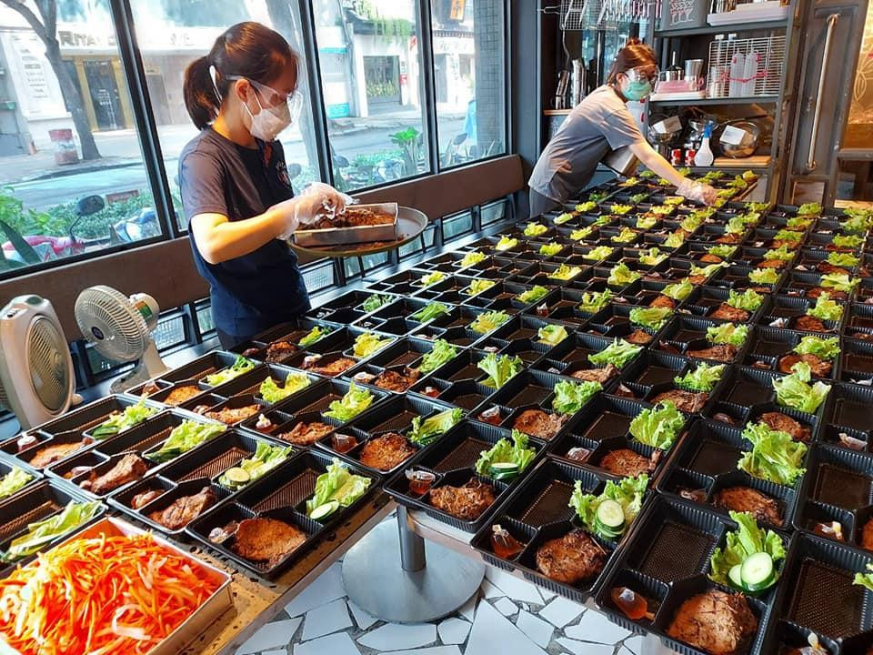 Những ngày qua, 2 bếp ăn của một nhà hàng tại TPHCM đã nấu hơn 2.000 suất ăn mỗi ngày để tiếp sức cho các y bác sĩ đang làm nhiệm vụ phòng, chống COVID-19 tại TPHCM. Các phần cơm do những đầu bếp Thái thực hiện, mỗi ngày đều thay đổi các món khác nhau, kèm nhiều nhiều món sốt mới lạ đổi khẩu vị tiếp sức cho tuyến đầu.