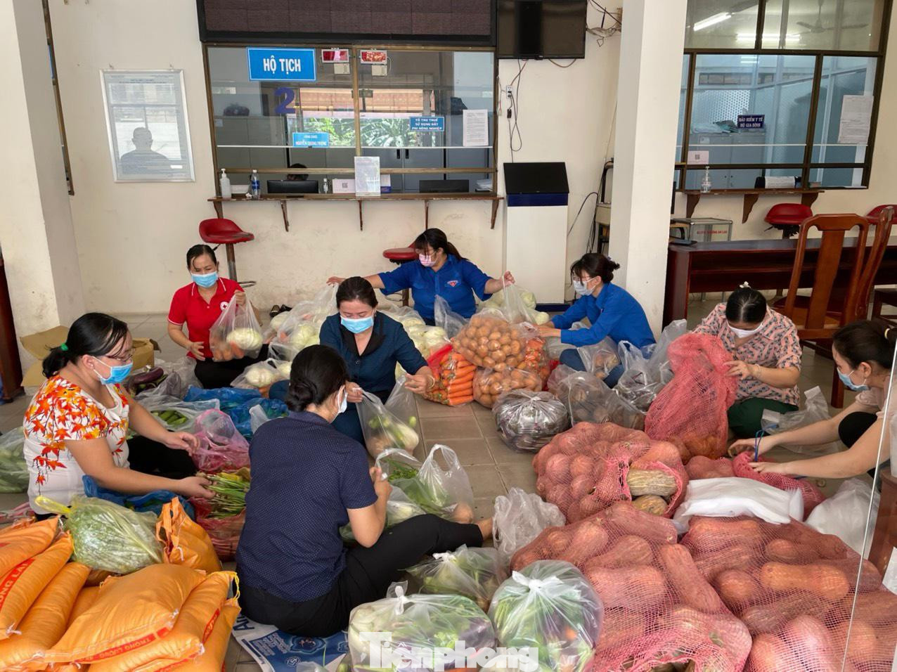 Các đoàn thể của phường An Lạc chung tay hỗ trợ thực phẩm tặng người dân khu vực bị phong tỏa Các đoàn thể của phường An Lạc chung tay hỗ trợ thực phẩm tặng người dân khu vực bị phong tỏa