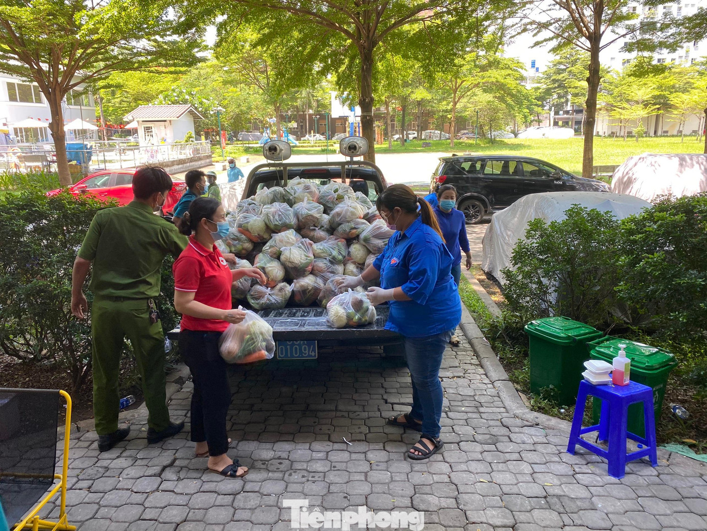 Các nhu yếu phẩm thiết yếu như mì, trứng, rau củ... được tiếp tế đến tòa nhà bị phong tỏa Các nhu yếu phẩm thiết yếu như mì, trứng, rau củ... được tiếp tế đến tòa nhà bị phong tỏa