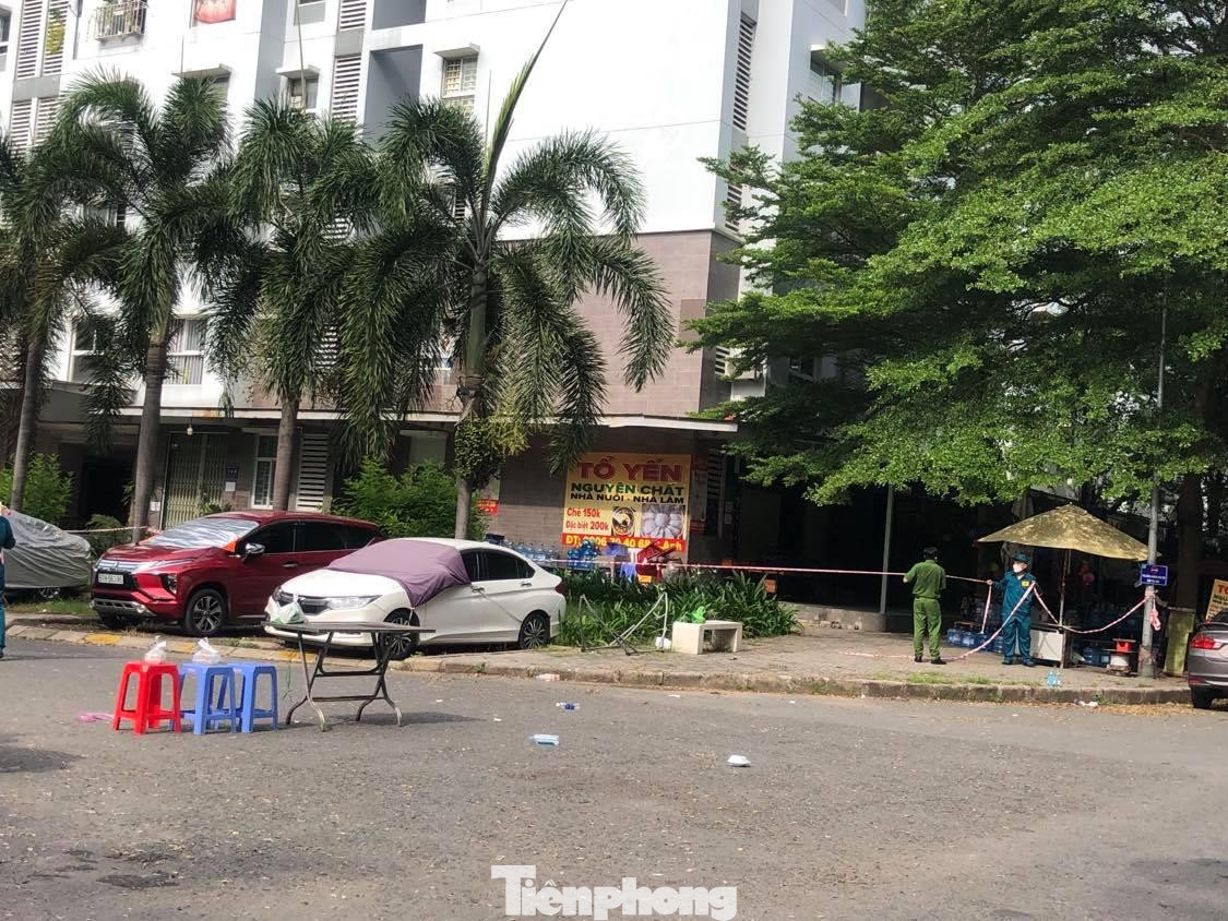 Một block chung cư bị phong tỏa trong ngày 6/6 tại TPHCM do liên quan COVID-19 Một block chung cư bị phong tỏa trong ngày 6/6 tại TPHCM do liên quan COVID-19