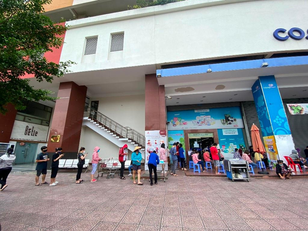Trong khi đó, ở siêu thị dù có giá bình ổn hơn nhưng nhiều người ngán cảnh xếp hàng chờ đợi. Trung bình khách phải chờ từ 1-2 giờ đồng hồ mới đến lượt vào mua sắm, do siêu thị hạn chế số người vào cùng một lúc để thực hiện giãn cách.