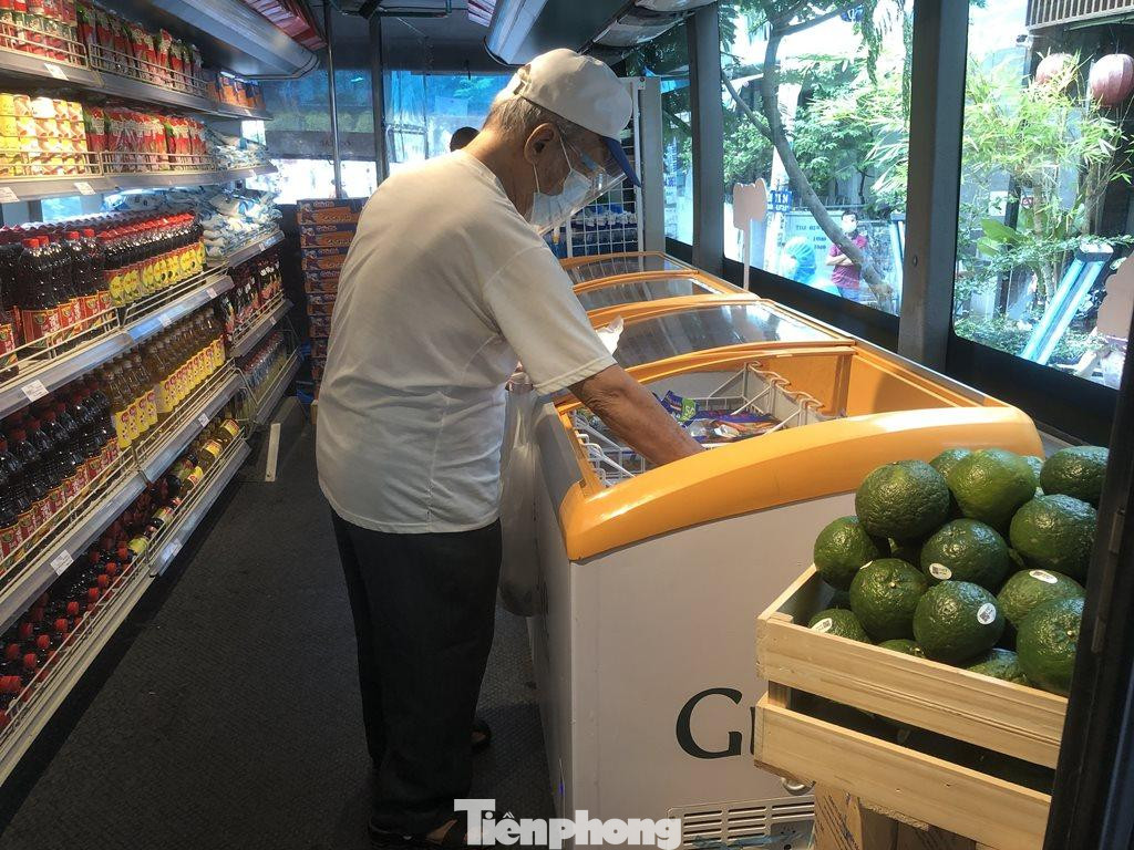 Người dân thoải mái đi siêu thị trong xe bus Người dân thoải mái đi siêu thị trong xe bus