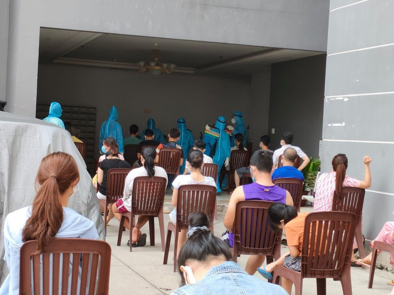 Trưa nắng, cả trăm cư dân chung cư vẫn đang xếp hàng chờ lấy mẫu