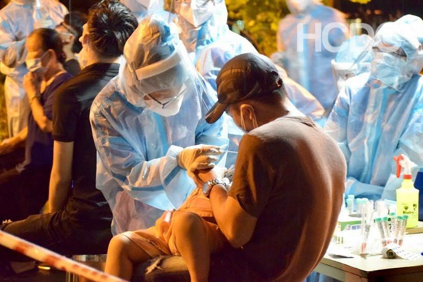 Lấy mẫu xét nghiệm COVID-19 tại TPHCM Lấy mẫu xét nghiệm COVID-19 tại TPHCM