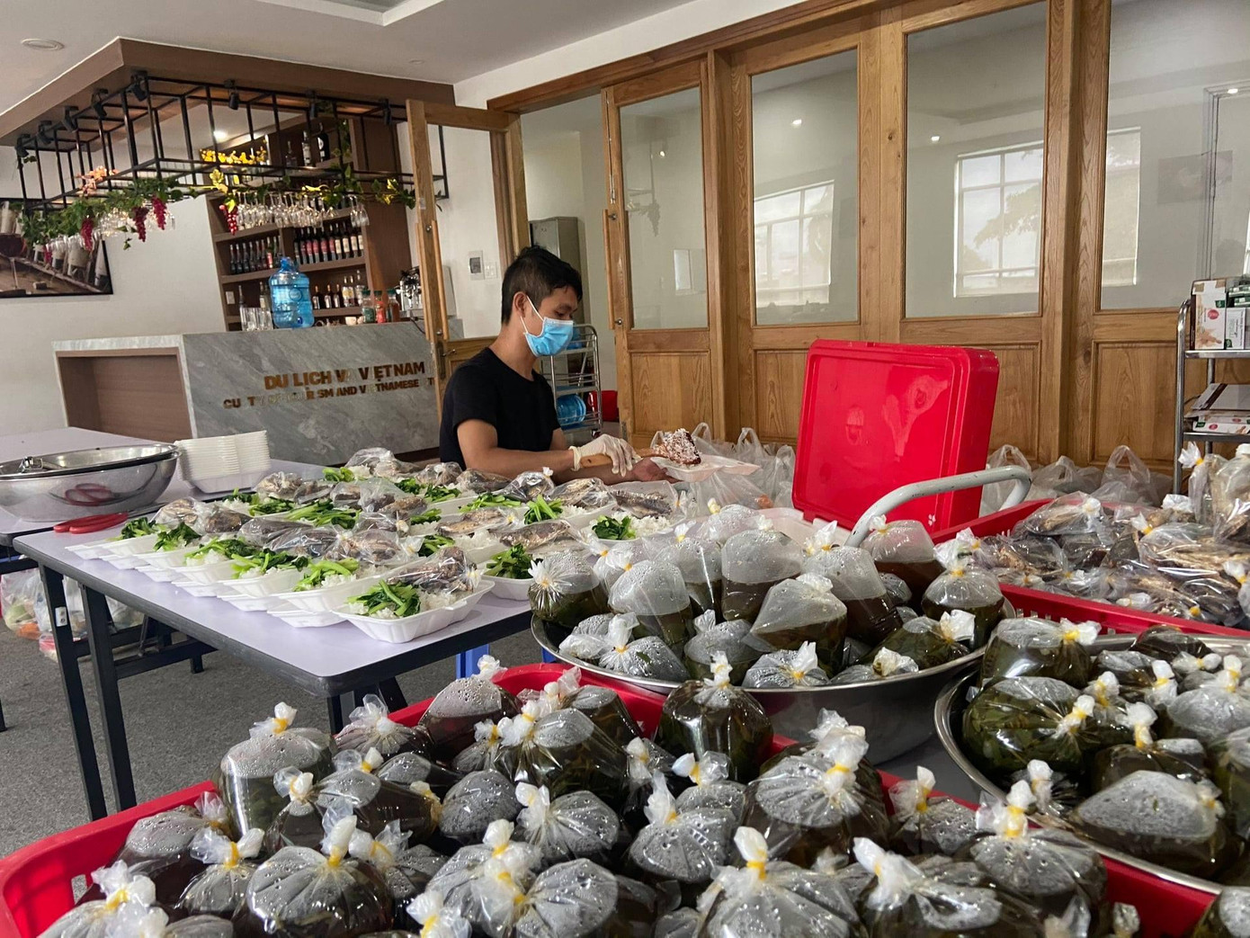 Từ những mớ rau, con cá vốn bình thường, qua bàn tay của các “thầy cô đầu bếp” trở thành suất cơm thơm ngon, bổ dưỡng gửi đến tuyến đầu. Từ những mớ rau, con cá vốn bình thường, qua bàn tay của các “thầy cô đầu bếp” trở thành suất cơm thơm ngon, bổ dưỡng gửi đến tuyến đầu.