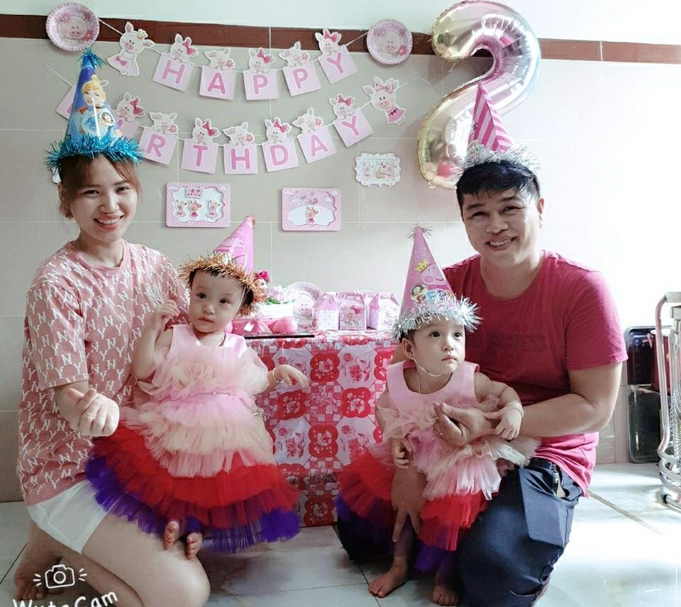 “Ngày này hai năm trước, hai con gái yêu của mẹ chào đời nhưng không giống các bạn khác, các con phải thở oxy đi cấp cứu ở Bệnh viện Nhi đồng Thành phố. Ra đời nhưng mẹ con mình không được nhìn mặt nhau lần đầu như nhiều người mẹ khác. Mẹ một nơi, con một nơi vật vã suốt cả tuần mẹ mới lần đầu gặp mặt con. Nhưng mẹ không được đụng, không được chạm mà chỉ có thể lặng lẽ đứng nhìn hai con dây rợ ghim khắp người, lúc đấy mẹ chỉ mong hai con có đủ sức khỏe để vượt qua.” – mẹ song Nhi tâm sự. “Ngày này hai năm trước, hai con gái yêu của mẹ chào đời nhưng không giống các bạn khác, các con phải thở oxy đi cấp cứu ở Bệnh viện Nhi đồng Thành phố. Ra đời nhưng mẹ con mình không được nhìn mặt nhau lần đầu như nhiều người mẹ khác. Mẹ một nơi, con một nơi vật vã suốt cả tuần mẹ mới lần đầu gặp mặt con. Nhưng mẹ không được đụng, không được chạm mà chỉ có thể lặng lẽ đứng nhìn hai con dây rợ ghim khắp người, lúc đấy mẹ chỉ mong hai con có đủ sức khỏe để vượt qua.” – mẹ song Nhi tâm sự.