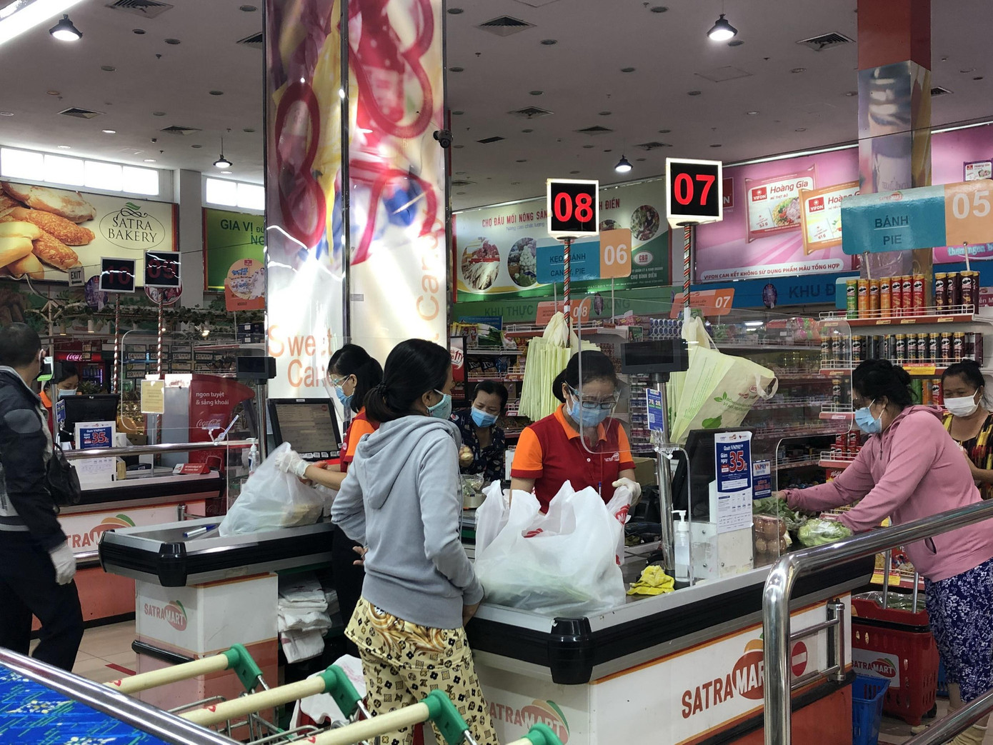 Nhân viên Satra soạn sẵn hàng, khách đến chỉ cần thanh toán và mang về Nhân viên Satra soạn sẵn hàng, khách đến chỉ cần thanh toán và mang về