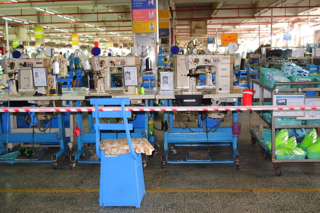 Gần 50% công nhân tạm nghỉ việc, công ty Pouyuen gặp nhiều khó khăn trong việc hoàn thành đơn hàng (ảnh: HCDC)