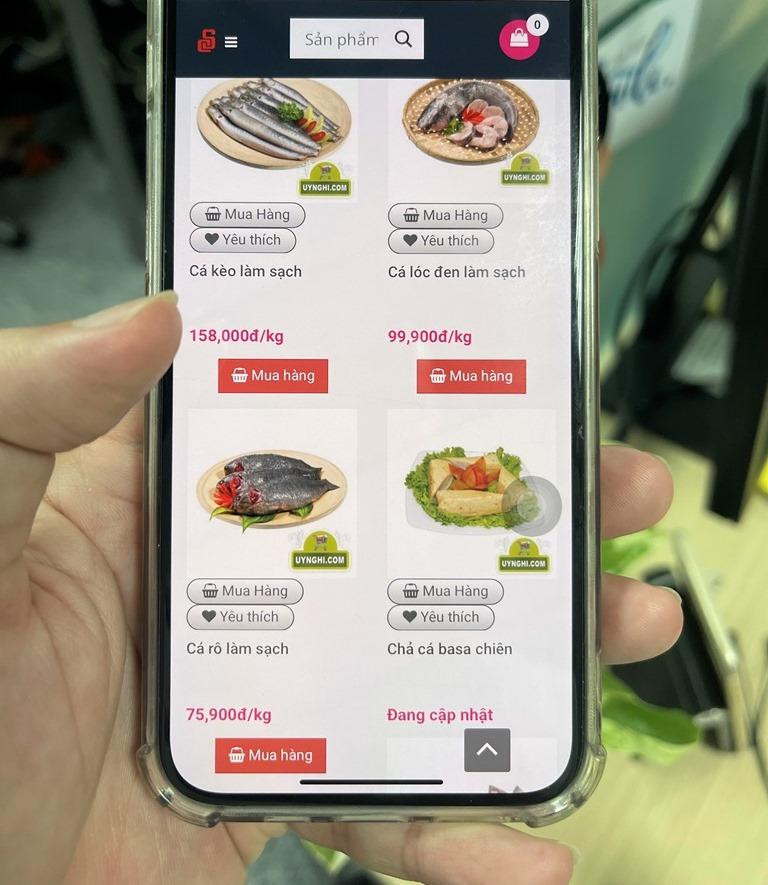 Chỉ cần một chiếc điện thoại thông minh, người mua và người bán dễ dàng kết nối giữa mùa dịch