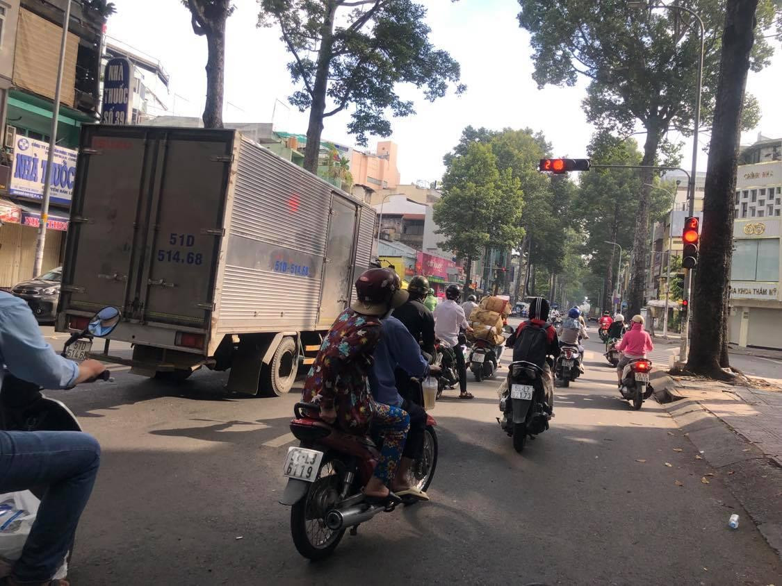 &quot;Tuy đang trong giai đoạn giãn cách phòng dịch nhưng người ra đường đông quá, cuối tuần còn đông hơn trong tuần&quot; - anh Bình (ngụ quận 6) nói.