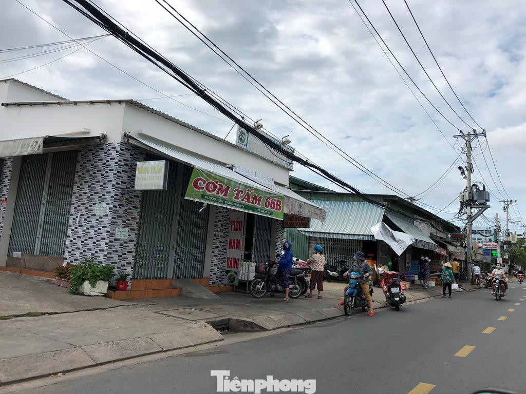 Tại khu vực cư xá Phú Lâm (quận 6), tình trạng bán hàng tự phát cũng diễn ra sôi nổi.