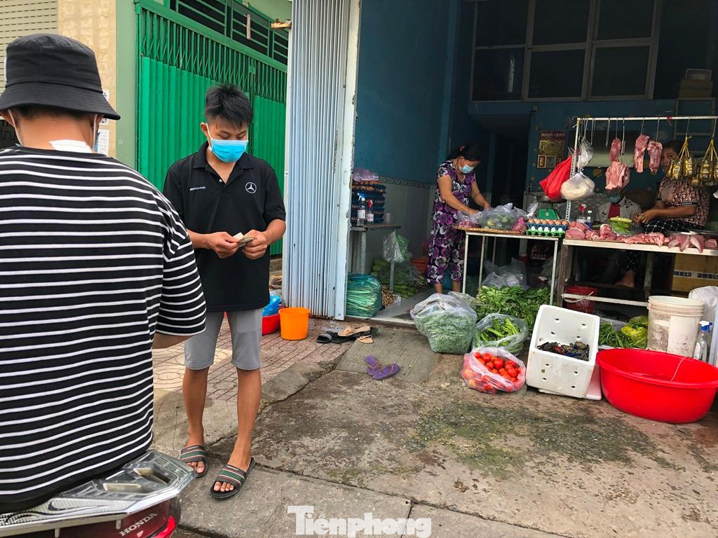 Không còn cảnh mở hé cửa bán lén, những điểm bán hàng tự phát này đã công khai phục vụ khách hàng.