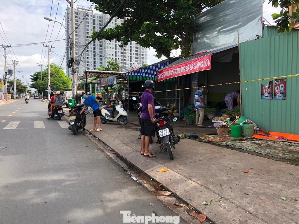 Mặc dù khu vực này đã bắt đầu buôn bán nhộn nhịp vài ngày gần đây, nhưng hầu như chưa thấy cơ quan chức năng kiểm tra, nhắc nhở và xử lý.