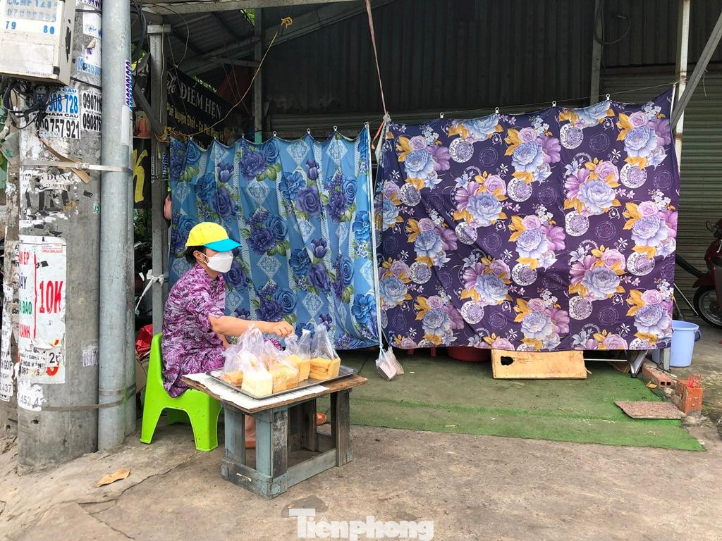 Lúc không có khách, quầy thịt kéo màn ngụy trang như không có chuyện bán buôn gì ở đây.