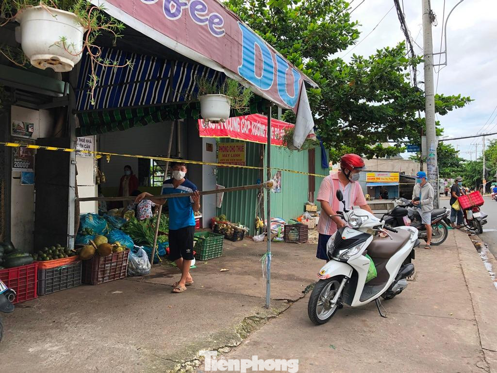 Liên tiếp trong vài ngày gần đây, PV báo Tiền Phong ghi nhận nhiều quầy hàng tự phát xuất hiện trên vỉa hè tại một số khu vực ở TPHCM.
