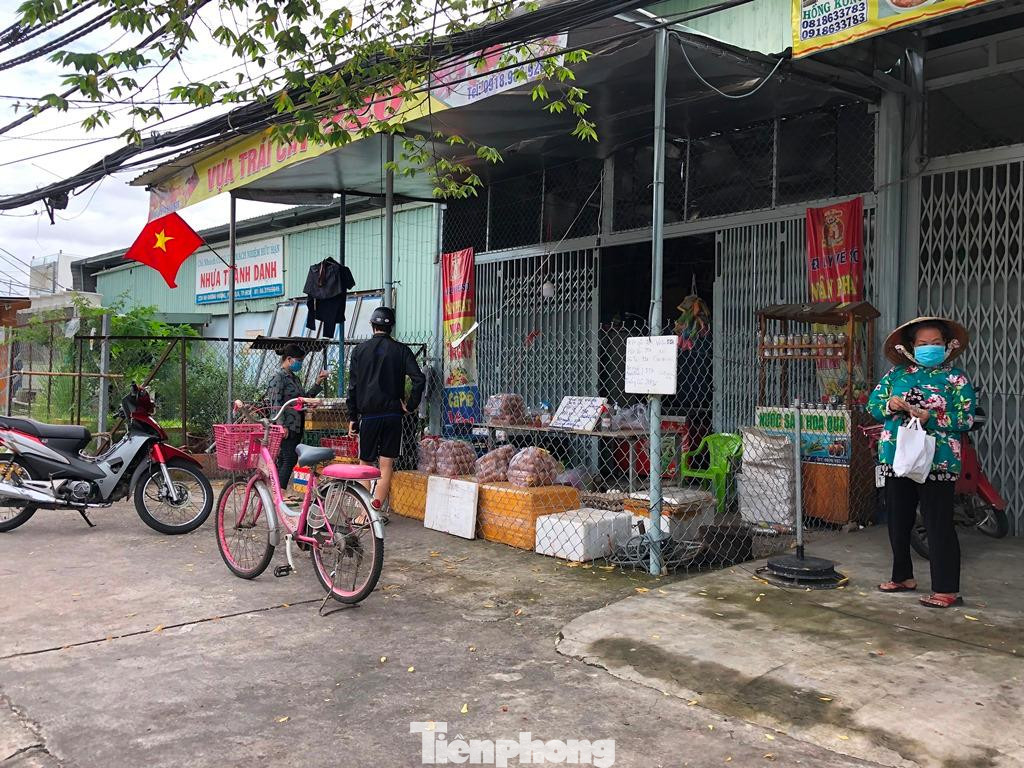 Trên đường An Dương Vương (quận 6), chủ hàng bày bán trứng gà, rau củ sát ngoài nhà. Người dân ra đường mua sắm trực tiếp. "Do nhà gần đây, lại thấy người ta bày bán thực phẩm nên tôi tạt ngang mua luôn. Từ nhà tới quầy hàng không có ai chốt chặn gì cả..." - ông T. (ngụ gần khu vực này nói".