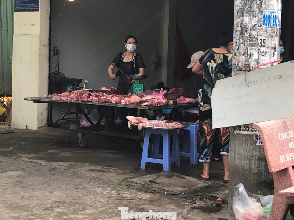 Thịt heo bày bán trước nhà một người dân.