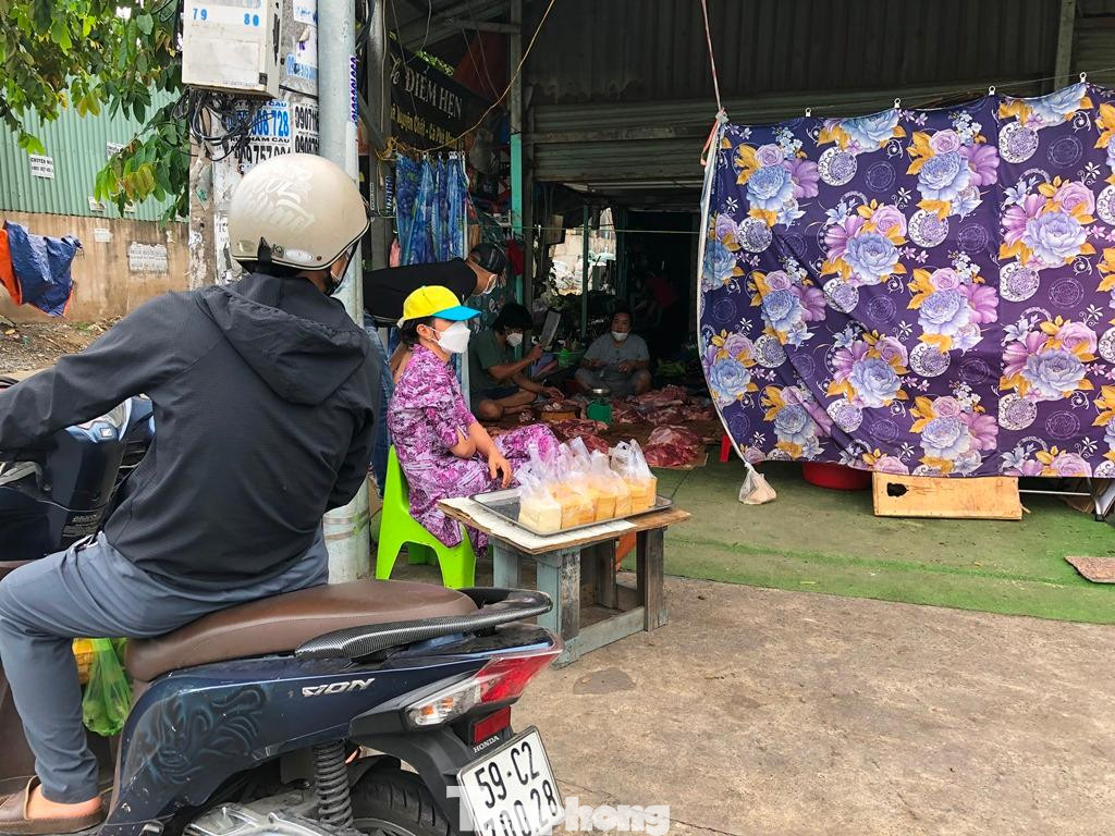 Một gia đình bày thịt heo ngay dưới nền đất trong nhà, ngụy trang bằng tấm màn. Khách chỉ cần kéo màn là mua được thịt dễ dàng. Người bán đậu hủ bên ngoài vừa bán hàng, vừa kiêm nhiệm vụ "báo động" nếu thấy cơ quan chức năng.