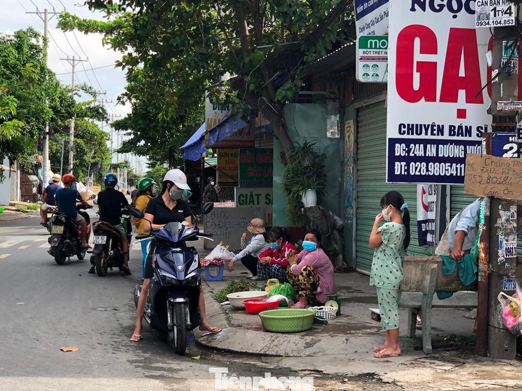 Một con hẻm ở phường 16, quận 8, kẻ mua người bán nhộn nhịp. Người dân ra đường đi chợ như chưa hề có giãn cách.