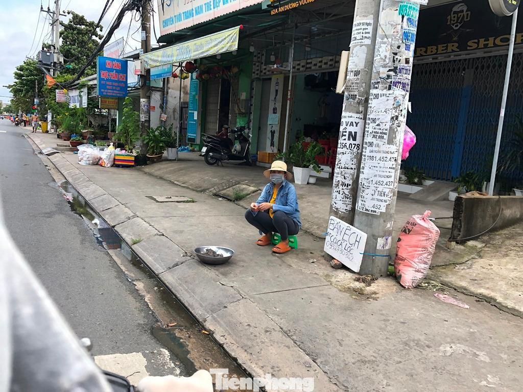 Một số người đem cá, tôm, ếch bán trên vỉa hè