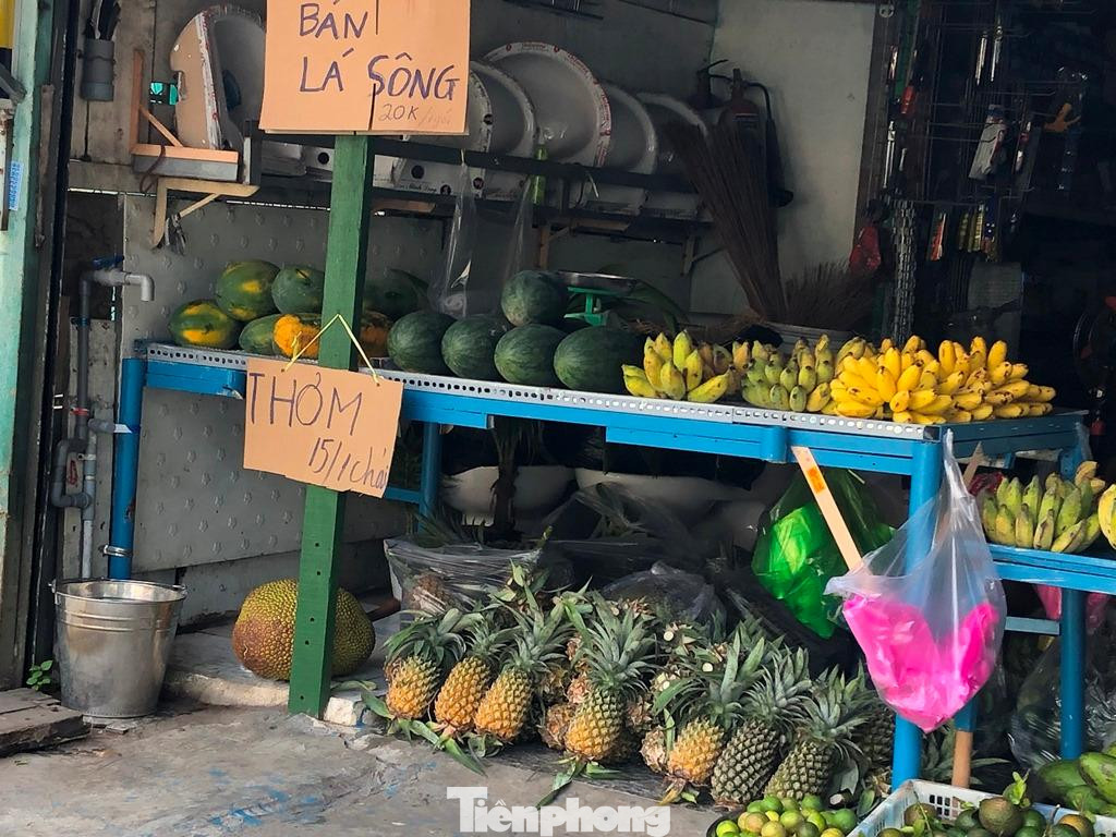 Trái cây bày đầy kệ, khách đến lựa mua trực tiếp.