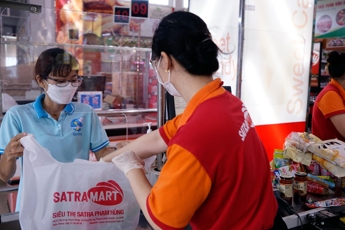 Siêu thị ở TPHCM đón khách có "thẻ xanh" vào mua sắm trực tiếp