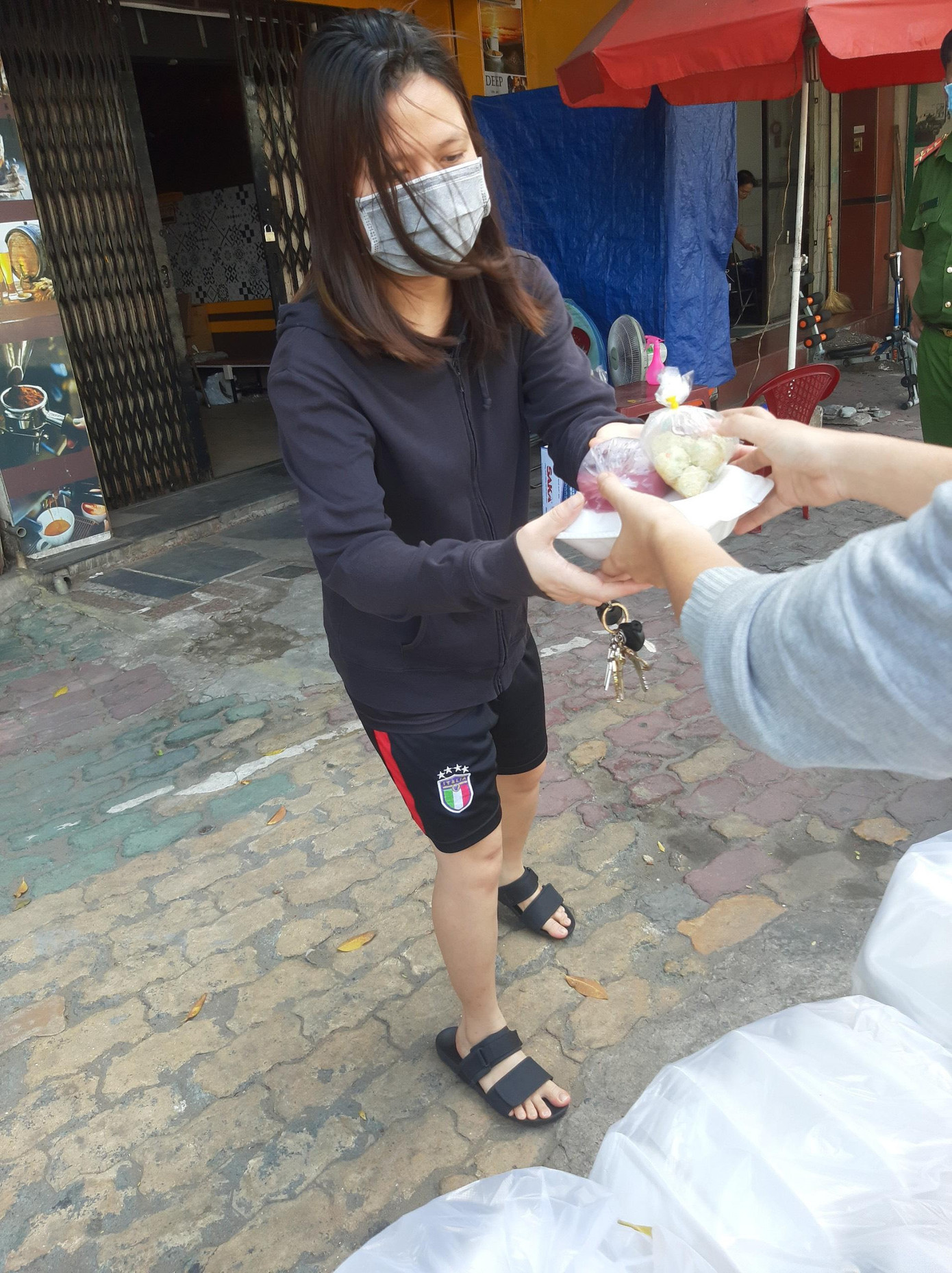 Người dân khu vực phong tỏa, cách ly tại TPHCM cảm thấy ấm lòng khi được tặng cơm, thực phẩm miễn phí, giúp họ yên tâm thực hiện cách ly để phòng chống dịch COVID-19. Người dân khu vực phong tỏa, cách ly tại TPHCM cảm thấy ấm lòng khi được tặng cơm, thực phẩm miễn phí, giúp họ yên tâm thực hiện cách ly để phòng chống dịch COVID-19.