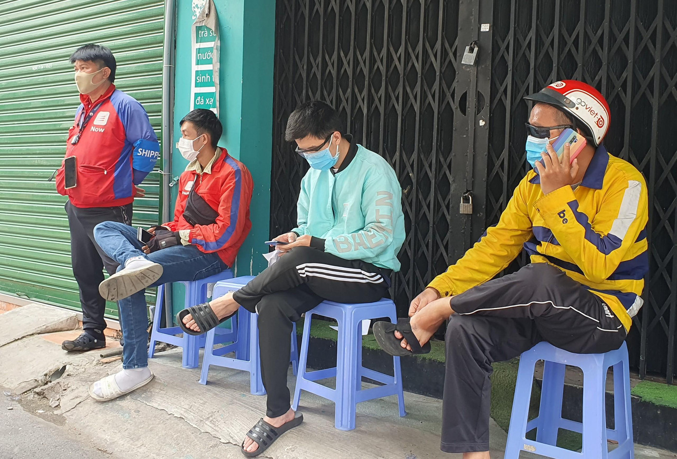 Tài xế các hãng công nghệ chờ đợi xét nghiệm và lấy kết quả Tài xế các hãng công nghệ chờ đợi xét nghiệm và lấy kết quả