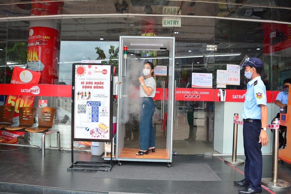 Siêu thị Satra trang bị phòng xịt khử khuẩn đối với khách vào mua hàng Siêu thị Satra trang bị phòng xịt khử khuẩn đối với khách vào mua hàng