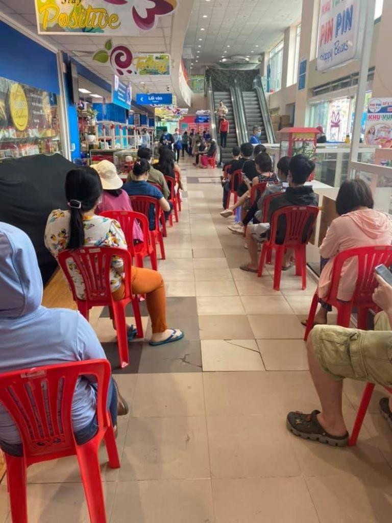 Người dân xếp hàng dài chờ đợi mua sắm tại siêu thị Co.op Mart Chu Văn An (Q.Bình Thạnh). Ngoài những người được ngồi ghế, còn một dòng người đứng xếp hàng dài ở phía sau. Các siêu thị Co.op Mart Nhiêu Lộc (Q.3), Co.op Mart Lý Thường Kiệt (Q.10) cũng trong tình trạng tương tự. Siêu thị phải nhờ cơ quan chức năng hỗ trợ điều phối cũng như giữ trật tự khi khách xếp hàng.