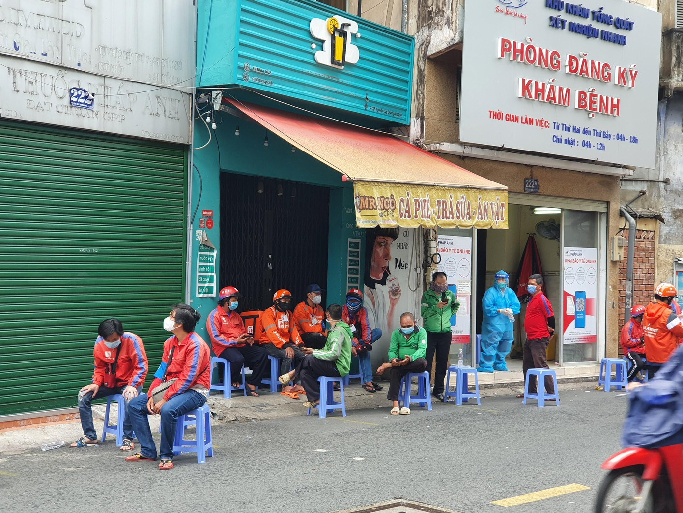 Nhóm shipper chờ xét nghiệm tại một phòng khám ở quận 10 Nhóm shipper chờ xét nghiệm tại một phòng khám ở quận 10