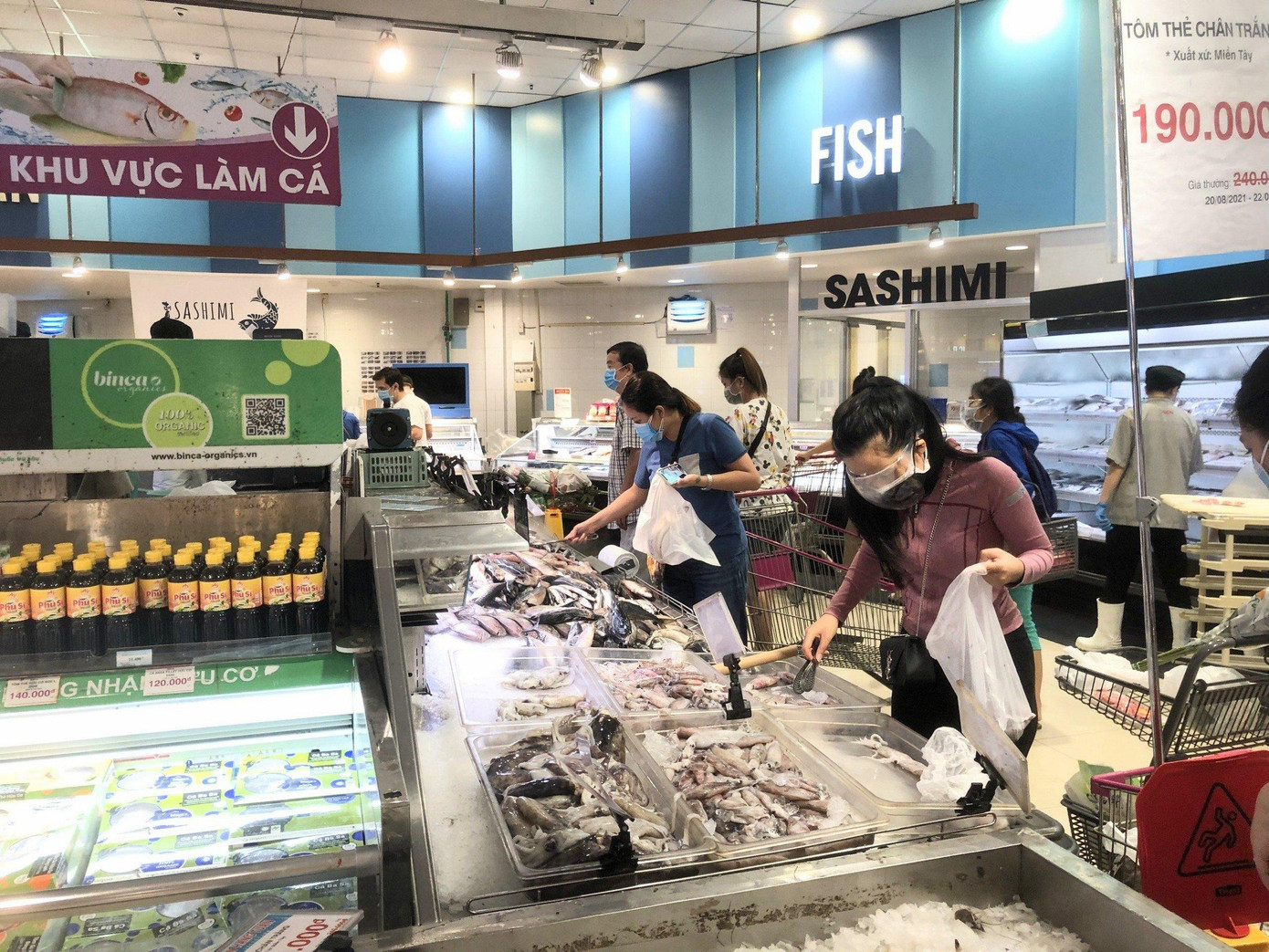 “Ngay lập tức, AEON Việt Nam đã thực hiện giới hạn số lượng khách, sắp xếp khu vực ngồi chờ, phân luồng cửa ra vào để đảm bảo giãn cách, tuân thủ các quy định về phòng dịch COVID-19. Đồng thời, từ phía siêu thị cũng liên tục bổ sung hàng hóa lên kệ” – đại diện Aeon Việt Nam nói.