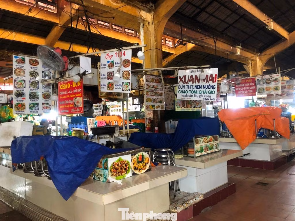 Một số quầy sạp vẫn chưa tái khởi động, nhưng đã có người đến dọn dẹp. Dự kiến chợ sẽ thêm nhiều sạp hàng mở lại trong vài ngày tới.