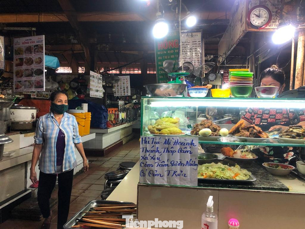 Dù chưa nhiều quầy hàng mở lại, nhưng chỉ cần một quầy sáng đèn, cả khu chợ như bừng lên sức sống.