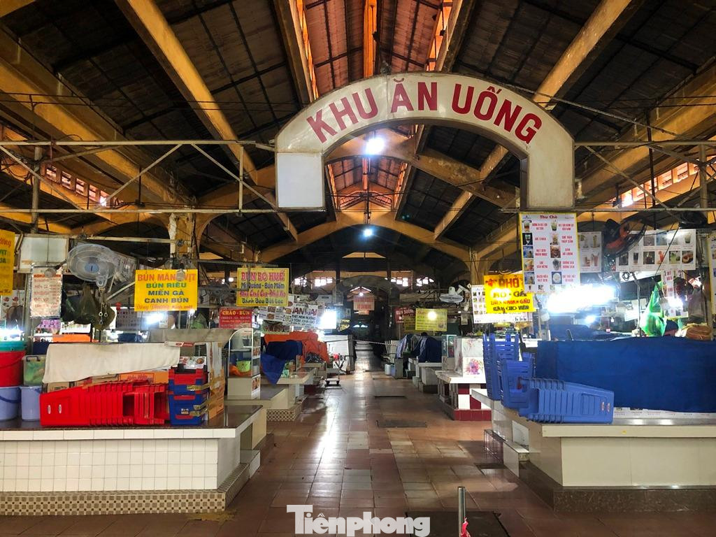 Khu vực ăn uống cũng đã có một số quầy hàng mở lại, phục vụ "bán mang đi"