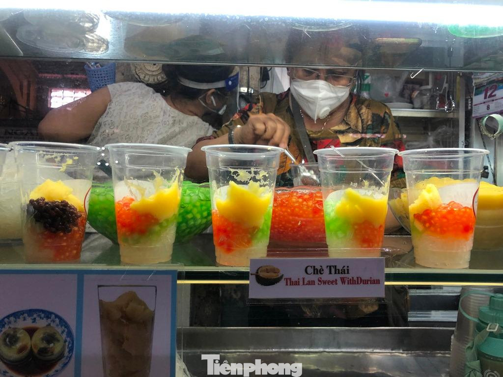 Tiệm Bé Chè có hơn 40 năm bán tại chợ Bến Thành. Đây là tiệm chè lâu đời nhất tại chợ, được rất nhiều du khách trong và ngoài nước tìm đến thưởng thức.