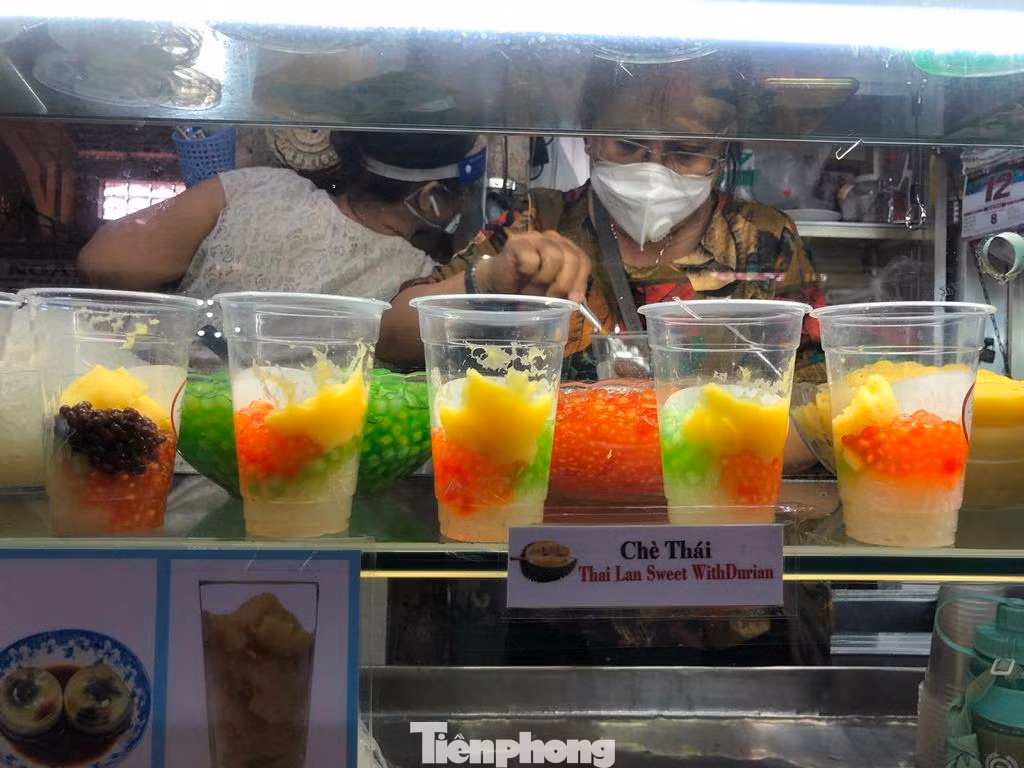 Tiệm Bé Chè có hơn 40 năm bán tại chợ Bến Thành. Đây là tiệm chè lâu đời nhất tại chợ, được rất nhiều du khách trong và ngoài nước tìm đến thưởng thức.