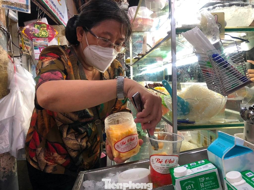Bà Trương Thị Tuyết Trinh - chủ quán Bé Chè bộc bạch: "Nhiều năm buôn bán ở chợ, cũng có lúc thăng trầm nhưng chưa bao giờ gặp khó khăn như 2 năm qua. Tuy nhiên, khi biết tin chợ mở lại, chúng tôi đều hoan hỉ, đăng ký kinh doanh trở lại. Lúc này chưa bàn tới chuyện lời lỗ, nhưng chỉ cần được ra chợ, được sáng đèn, có khách quay lại với mình thì chắc chắn "chợ thêm đông, chợ vui Bến Thành" như trước là không xa".