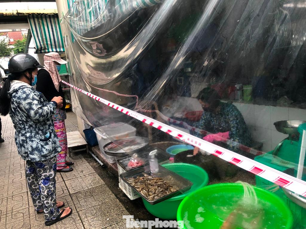 Sau gần 3 tháng đóng cửa tạm ngừng hoạt động để phòng dịch bệnh, chợ Bến Thành - một trong những biểu tượng của TPHCM (quận 1) đã mở cửa kinh doanh trở lại.