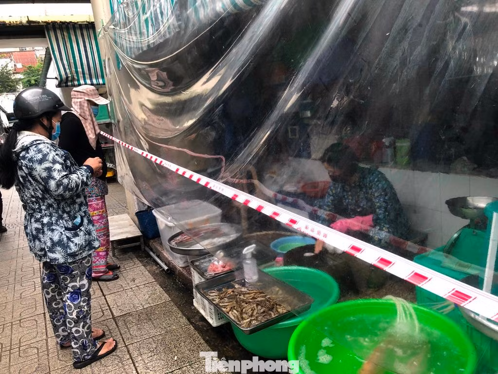 Sau gần 3 tháng đóng cửa tạm ngừng hoạt động để phòng dịch bệnh, chợ Bến Thành - một trong những biểu tượng của TPHCM (quận 1) đã mở cửa kinh doanh trở lại.