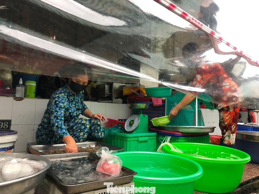 Trưa ngày 7/10, tại chợ Bến Thành, chị Trần Thị Thanh Thủy (tiểu thương quầy thủy hải sản) luôn tay sơ chế cá cho khách. "Tôi vừa bán trực tiếp, vừa bán online. Khách biết mình mới ra lại chợ nên ủng hộ nhiệt tình. Chúng tôi lấy hải sản từ chợ Bình Điền, bán giá cực mềm để khách dễ mua" - chị Thủy cho biết.