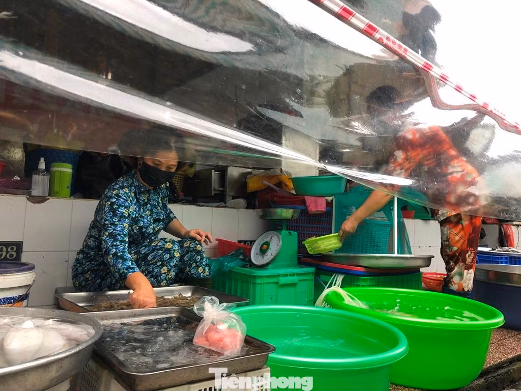 Trưa ngày 7/10, tại chợ Bến Thành, chị Trần Thị Thanh Thủy (tiểu thương quầy thủy hải sản) luôn tay sơ chế cá cho khách. "Tôi vừa bán trực tiếp, vừa bán online. Khách biết mình mới ra lại chợ nên ủng hộ nhiệt tình. Chúng tôi lấy hải sản từ chợ Bình Điền, bán giá cực mềm để khách dễ mua" - chị Thủy cho biết.