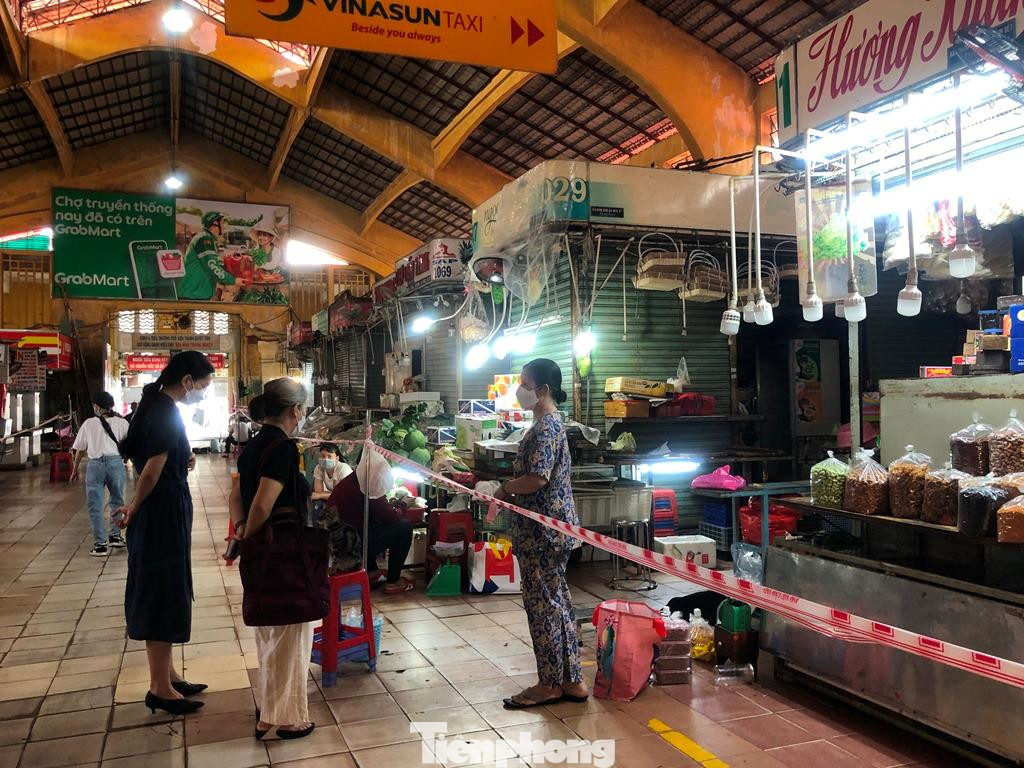 Khách tìm hiểu hàng hóa tại chợ Bến Thành